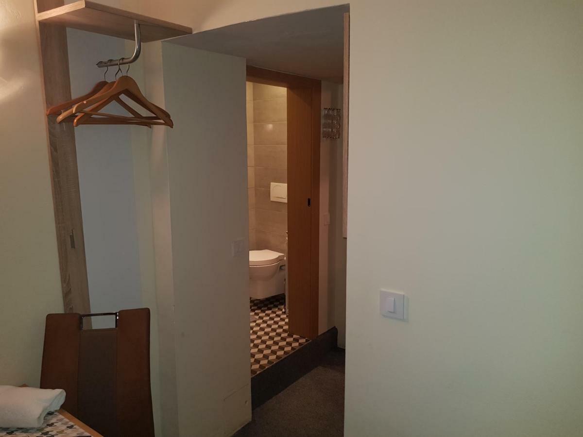 Elg Rooms Postojna Buitenkant foto